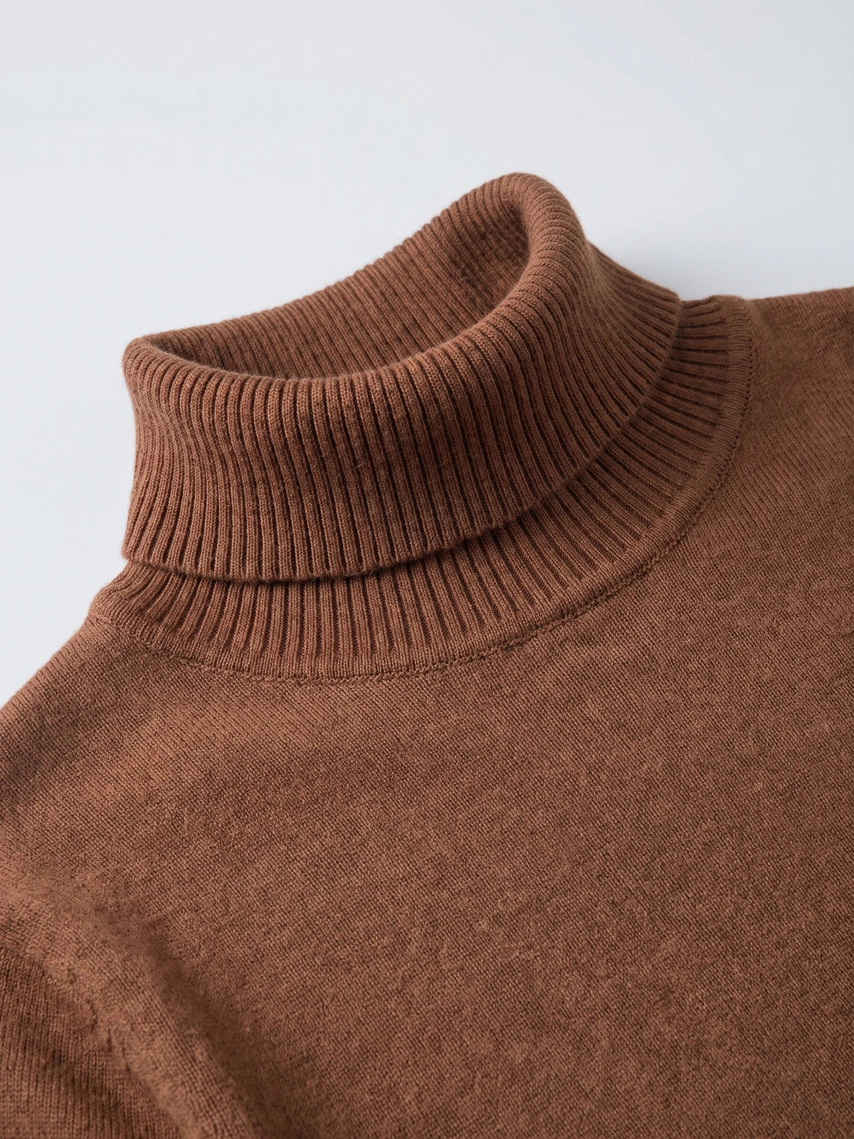 Men's slim fit turtleneck sweater – Brown detail view – Edward & Lawsen