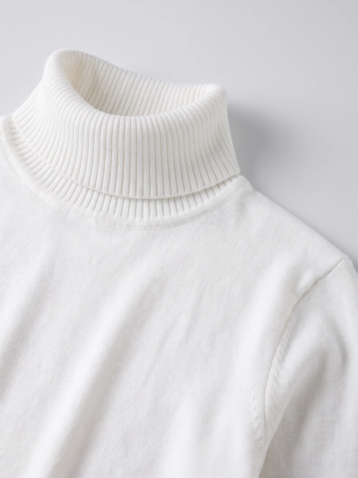 Men's slim fit turtleneck sweater – White detail view – Edward & Lawsen